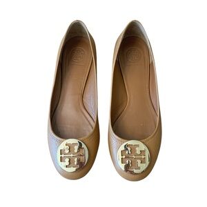 Tory Burch Reva Logo Ballet Flats Shoes Tan Leather Gold Medallion Slip On 10M